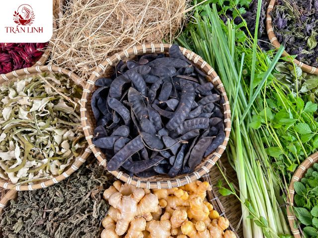 Nguyên liệu nấu nước cốt thảo mộc gội đầu Trần Linh gồm bồ kết, vỏ bưởi, gừng, sả và các loại thảo mộc tự nhiên.
